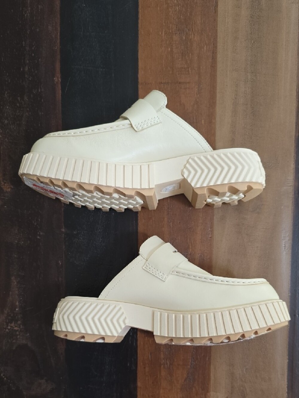 Sorel Womens Cream Slip-On Loafers with Treaded Sole. Only Worn Once! - Picture 5 of 6